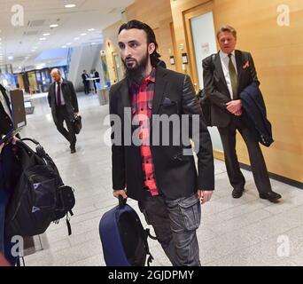 Tumso Abdurakhmanov, blogueur de l'opposition tchétchène, arrive au tribunal de district d'Attunda à Sollentuna à Stockholm, en Suède, le 02 novembre 2020, pour l'audience principale dans l'affaire concernant la tentative d'assassinat contre lui à Gavle en février 2020. Photo: Jonas Ekstromer / TT / Kod 10030 Banque D'Images