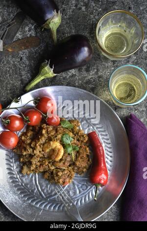 Nourriture persane. Plat d'aubergine avec crevettes, tomates et poivre. Photo Janerik Henriksson / TT / code 10010 Banque D'Images