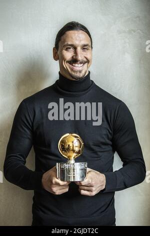 Zlatan Ibrahimovic a remporté le Golden ball 2020 du football suédois pour une 12e fois dans le cadre d'une cérémonie de remise de prix en ligne qui s'est tenue à Stockholm, en Suède, le lundi 24 novembre 2020. Zlatan a été photographié à Milan avec le prix. Photo: Pontus Orre / Aftonbladet / TT code 2512 Banque D'Images