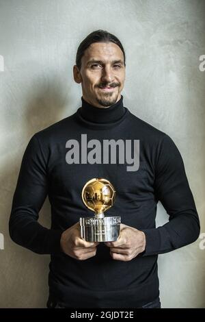 Zlatan Ibrahimovic a remporté le Golden ball 2020 du football suédois pour une 12e fois dans le cadre d'une cérémonie de remise de prix en ligne qui s'est tenue à Stockholm, en Suède, le lundi 24 novembre 2020. Zlatan a été photographié à Milan avec le prix. Photo: Pontus Orre / Aftonbladet / TT code 2512 Banque D'Images