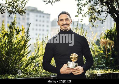 Zlatan Ibrahimovic a remporté le Golden ball 2020 du football suédois pour une 12e fois dans le cadre d'une cérémonie de remise de prix en ligne qui s'est tenue à Stockholm, en Suède, le lundi 24 novembre 2020. Zlatan a été photographié à Milan avec le prix. Photo: Pontus Orre / Aftonbladet / TT code 2512 Banque D'Images