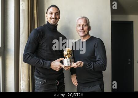 Zlatan Ibrahimovic a remporté le Golden ball 2020 du football suédois pour une 12e fois dans le cadre d'une cérémonie de remise de prix en ligne qui s'est tenue à Stockholm, en Suède, le lundi 24 novembre 2020. Zlatan a reçu le Golden ball de Hakan Sjostrand, Secrétaire général de l'Association suédoise de football, à Milan. Photo: Pontus Orre / Aftonbladet / TT code 2512 Banque D'Images