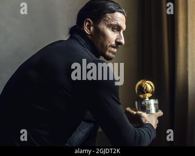 Zlatan Ibrahimovic a remporté le Golden ball 2020 du football suédois pour une 12e fois dans le cadre d'une cérémonie de remise de prix en ligne qui s'est tenue à Stockholm, en Suède, le lundi 24 novembre 2020. Zlatan a été photographié à Milan avec le prix. Photo: Pontus Orre / Aftonbladet / TT code 2512 Banque D'Images