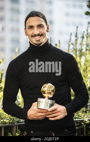 Zlatan Ibrahimovic a remporté le Golden ball 2020 du football suédois pour une 12e fois dans le cadre d'une cérémonie de remise de prix en ligne qui s'est tenue à Stockholm, en Suède, le lundi 24 novembre 2020. Zlatan a été photographié à Milan avec le prix. Photo: Pontus Orre / Aftonbladet / TT code 2512 Banque D'Images