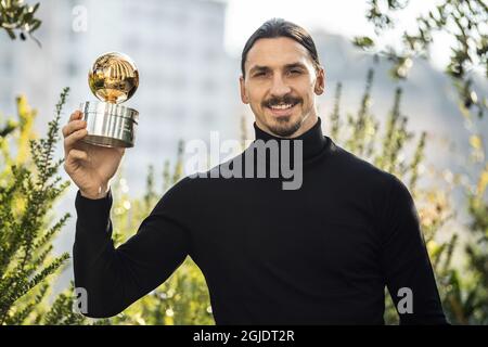 Zlatan Ibrahimovic a remporté le Golden ball 2020 du football suédois pour une 12e fois dans le cadre d'une cérémonie de remise de prix en ligne qui s'est tenue à Stockholm, en Suède, le lundi 24 novembre 2020. Zlatan a été photographié à Milan avec le prix. Photo: Pontus Orre / Aftonbladet / TT code 2512 Banque D'Images