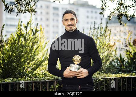 Zlatan Ibrahimovic a remporté le Golden ball 2020 du football suédois pour une 12e fois dans le cadre d'une cérémonie de remise de prix en ligne qui s'est tenue à Stockholm, en Suède, le lundi 24 novembre 2020. Zlatan a été photographié à Milan avec le prix. Photo: Pontus Orre / Aftonbladet / TT code 2512 Banque D'Images