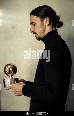 Zlatan Ibrahimovic a remporté le Golden ball 2020 du football suédois pour une 12e fois dans le cadre d'une cérémonie de remise de prix en ligne qui s'est tenue à Stockholm, en Suède, le lundi 24 novembre 2020. Zlatan a été photographié à Milan avec le prix. Photo: Pontus Orre / Aftonbladet / TT code 2512 Banque D'Images