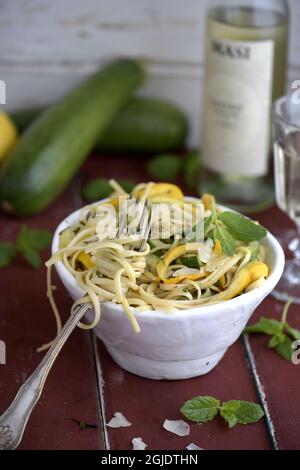 Pâtes courgettes au piment, à la menthe et au citron. Photo Janerik Henriksson / TT code 10010 Banque D'Images