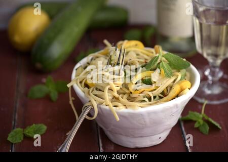 Pâtes courgettes au piment, à la menthe et au citron. Photo Janerik Henriksson / TT code 10010 Banque D'Images