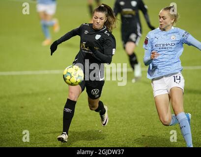 GOTHENBURGS 20201209 Anna Csiki a été chassée par Esme Morgan de Manchester City (14) lors du match de football de la Ligue des champions des femmes de la 32 1ère partie entre Göteborg et Manchester City WFC à la Vallhalla Arena. Photo Bjorn Larsson Rosvall / TT Kod 9200 *SUÈDE OUT* Banque D'Images