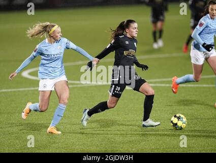 La Georgia Stanway (L) de Manchester City s'est taillé Hannah Wijk de Göteborg lors du match de football féminin de la Ligue des champions de 32 1ère partie entre Göteborg et Manchester City WFC à Vallhalla Arena. Photo Bjorn Larsson Rosvall / TT Kod 9200 *SUÈDE OUT* Banque D'Images