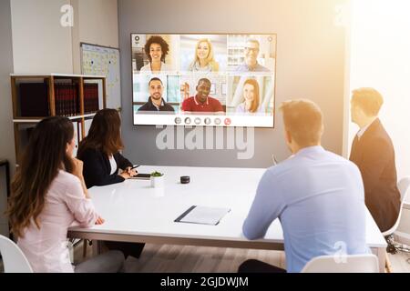 Séminaire en ligne sur la distance entre les réseaux sociaux et les conférences vidéo en ligne Réunion d'affaires Banque D'Images