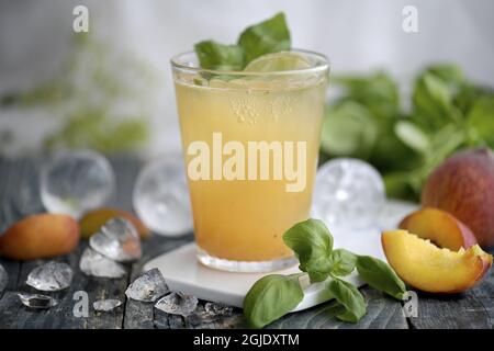 Limonade de pêche au basilic photo: Janerik Henriksson / TT / code 10010 Banque D'Images