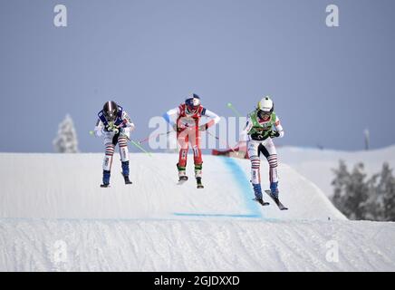 Alizee Baron (vert, à droite) de France remporte, Marielle Berger Sabbatel (bleu, à gauche) deuxième place et Fanny Smith (rouge) de Suisse troisième place dans la grande finale de la Croix de ski féminine à la FIS Freestyle ski World Cup à Idre, Suède le 23 janvier 2021. Photo: Pontus Lundahl / TT / code 10050 Banque D'Images