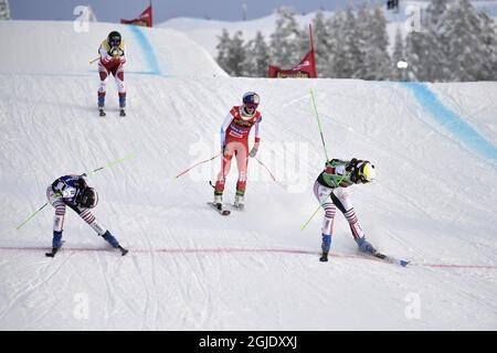 Alizee Baron (vert, à droite) de France gagne, Marielle Berger Sabbatel (bleu, à gauche) deuxième place, Fanny Smith (rouge) de Suisse troisième place et Katrin Ofner (jaune) quatrième place dans la grande finale de la femme à la FIS Freestyle ski World Cup à Idre, Suède le 23 janvier 2021. Photo: Pontus Lundahl / TT / code 10050 Banque D'Images