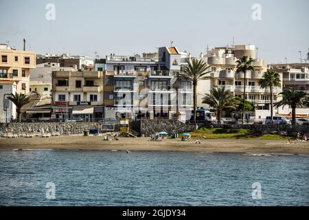 La pandémie de corona a durement frappé Gran Canaria. En 2020, un peu plus de 21,000 touristes ont visité les îles Canaries. La ville de ArguineguÃ­n est généralement pleine de touristes, mais maintenant il n'y a que des migrants d'Afrique du Nord qui erraient autour du petit village de pêcheurs. Cela a causé de l'irritation et des conflits avec les locaux. La plupart des migrants ont été logés dans des hôtels payés par des organisations de défense des droits de l'homme. Photo: Carolina Byrmo / Aftonbladet / TT code 2512 Banque D'Images