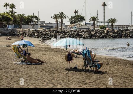 La pandémie de corona a durement frappé Gran Canaria. En 2020, un peu plus de 21,000 touristes ont visité les îles Canaries. La ville de ArguineguÃ­n est généralement pleine de touristes, mais maintenant il n'y a que des migrants d'Afrique du Nord qui erraient autour du petit village de pêcheurs. Cela a causé de l'irritation et des conflits avec les locaux. La plupart des migrants ont été logés dans des hôtels payés par des organisations de défense des droits de l'homme. Photo: Carolina Byrmo / Aftonbladet / TT code 2512 Banque D'Images