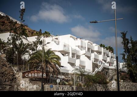 La pandémie de corona a durement frappé Gran Canaria. En 2020, un peu plus de 21,000 touristes ont visité les îles Canaries. La ville de ArguineguÃ­n est généralement pleine de touristes, mais maintenant il n'y a que des migrants d'Afrique du Nord qui erraient autour du petit village de pêcheurs. Cela a causé de l'irritation et des conflits avec les locaux. La plupart des migrants ont été logés dans des hôtels payés par des organisations de défense des droits de l'homme. Photo: Carolina Byrmo / Aftonbladet / TT code 2512 Banque D'Images