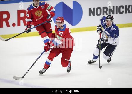 Maxim Groshev (L), de Russie, est chassé par Miro Aaltonen, de Finlande, lors du match de hockey sur glace entre la Russie et la Finlande aux Jeux de hockey Beijer (Euro Hockey Tour), à Malmo Arena, le 11 février 2021. Photo: Anders Bjuro / TT / code 11830 Banque D'Images