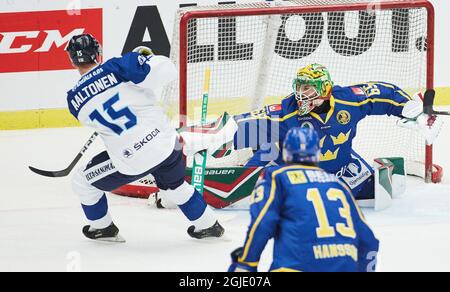 MALMOE 20210214 en Finlande Miro Aaltonen challege en Suède la carabine de Noël au cours du match du dimanche 14 février 2021 entre la Suède et la Finlande aux Jeux de hockey de Beijer (Euro Hockey Tour) à Malmoe Arena. Photo Andreas Hillergren / TT Kod 10600 Banque D'Images