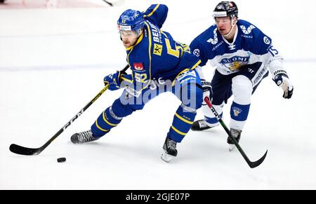 MALMOE 20210214 Arvid Lundberg de Suède chassé par Miro Aaltonen pendant le dimanche 14 février 2021 match entre la Suède et la Finlande aux Jeux de hockey de Beijer (Euro Hockey Tour) à Malmoe Arena. Photo Andreas Hillergren / TT Kod 10600 Banque D'Images