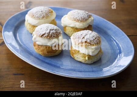 Pains suédois semla sur une assiette. Les petits pains parfumés à la cardamome sont remplis de pâte d'amande et de crème fouettée et sont consommés traditionnellement le mardi de Shrove (fettisdagen). Photo: Henrik Montgomery/TT code 10060 Banque D'Images