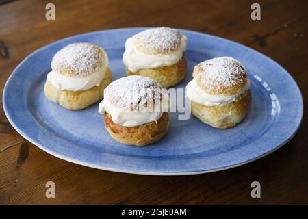 Pains suédois semla sur une assiette. Les petits pains parfumés à la cardamome sont remplis de pâte d'amande et de crème fouettée et sont consommés traditionnellement le mardi de Shrove (fettisdagen). Photo: Henrik Montgomery/TT code 10060 Banque D'Images