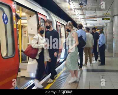 Londres, Royaume-Uni, 9 septembre 2021 : les passagers du métro de Londres doivent toujours porter un masque facial, mais pas tous. Certains ont peut-être des exemptions médicales, mais beaucoup de gens ne portent pas de masque se sentant confiants que transport pour Londres n'a pas suffisamment de personnel pour faire respecter les règles. Anna Watson/Alay Live News Banque D'Images