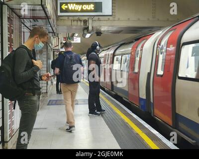 Londres, Royaume-Uni, 9 septembre 2021 : les passagers du métro de Londres doivent toujours porter un masque facial, mais pas tous. Certains ont peut-être des exemptions médicales, mais beaucoup de gens ne portent pas de masque se sentant confiants que transport pour Londres n'a pas suffisamment de personnel pour faire respecter les règles. Anna Watson/Alay Live News Banque D'Images