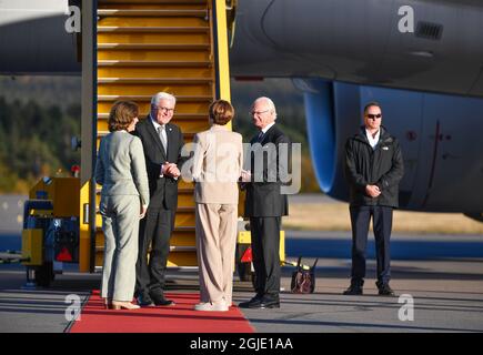 Le président fédéral allemand Frank-Walter Steinmeier et Elke Büdenbender, le roi Carl Gustaf et la reine Silvia se sont rendus jeudi à Kiruna. La visite d'État de trois jours s'est terminée par une cérémonie à l'aéroport de Kiruna. Photo : Anders Wiklund / TT code 10040 Banque D'Images