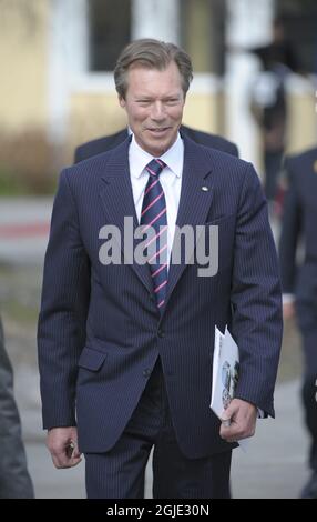 Grand-duc Henri de Luxembourg lors d'une visite à l'école locale de Tallbohov à Stockholm, en Suède. Banque D'Images