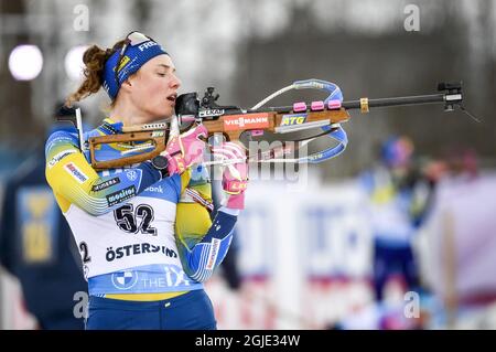 Hanna Oberg, de Suède (L), prépare le début du Concours de poursuite de 10 km pour les femmes lors de l'événement de biathlon de la coupe du monde de l'IBU à Ostersund, en Suède, le 20 mars 2021. Photo Anders Wiklund / TT / code 10040 *** SUÈDE OUT *** Banque D'Images