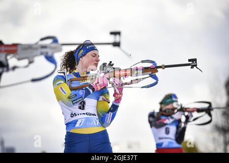 Hanna Oberg, de Suède, se prépare à la compétition de démarrage de masse de 12,5 km des femmes lors de l'événement de biathlon de la coupe du monde de l'IBU à Ostersund, en Suède, le 21 mars 2021. Photo Anders Wiklund / TT / code 10040 *** SUÈDE OUT *** Banque D'Images