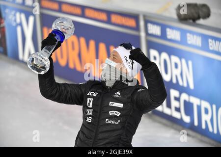 Troisième place Johannes Thingnes BoE de Norvège célèbre avec le trophée après avoir remporté la coupe du monde totale, après la course de départ de masse de 15 km hommes pendant l'épreuve de biathlon de la coupe du monde de l'IBU à Ostersund, en Suède, le 21 mars 2021. Photo Anders Wiklund / TT / code 10040 *** SUÈDE OUT *** Banque D'Images