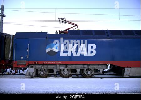 Un train de fret de minerai de fer de LKAB sur le chemin De Narvik à Lulea à la gare de Bjorkliden photo Janerik Code Henriksson / TT 10010 Banque D'Images