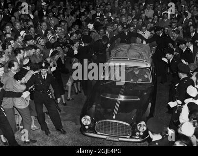 STOCKHOLM 1953-06-06 la police garde la foule loin lorsque le réalisateur italien Roberto Rossellini et son épouse, l'actrice suédoise Ingrid Bergman arrivent à Stockholm dans leur Ferrari 212 Inter tôt dans la matinée du 6 1953 juin. L'actrice Ingrid Bergman est venue à Stockholm pour recevoir un prix du film. Le célèbre couple de tournage s'est rendu de Rome à Stockholm en course contre la montre, comme il en a fallu jusqu'à tard, quand la radio nationale suédoise a suivi son progrès et les gens ont applaudi pour qu'ils atteignent le gala des prix, qui s'est tenu au restaurant Berns à Stockholm, à temps. Banque D'Images