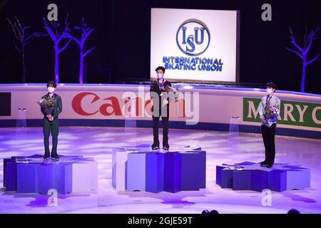 De gauche Yuma Kagiyama du Japon, argent, Nathan Chen des États-Unis, or et Shoma Uno du Japon, bronze posent avec leurs médailles après le patinage libre des hommes aux Championnats du monde de patinage artistique de l'UIP à Stockholm, Suède 27 mars 2021. Photo Jessica Gow / TT Kod 10070 Banque D'Images