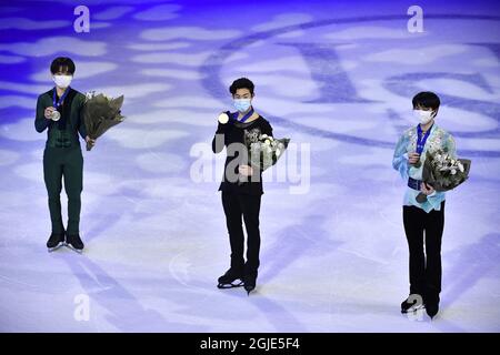 LES RÉDACTEURS EN CHEF ONT CORRIGÉ LE NOM de gauche Yuma Kagiyama du Japon, Silver, Nathan Chen des États-Unis, GOLD et Yuzuru Hanyu du Japon, bronze posent avec leurs médailles après le patinage libre des hommes aux Championnats du monde de patinage artistique de l'UIP à Stockholm, Suède le 27 mars 2021. Photo Jessica Gow / TT Kod 10070 Banque D'Images