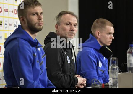 L'entraîneur de l'équipe nationale estonienne Martin Reim (C), le joueur Robert Kirss (L) et Ilja Antonov (R) lors d'une conférence de presse à Friends Arena, Stockholm Suède le 30 mars 2021 avant un match de football amical contre la Suède demain mercredi. Photo: Janerik Henriksson/TT Kod 10010 Banque D'Images