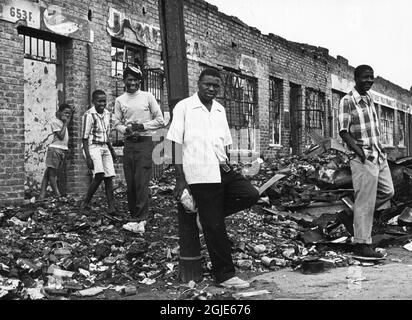 Les gens dans la rue. La destruction après les émeutes de l'an dernier est encore visible dans les rues du canton de Soweto, à l'extérieur de Johannesburg, en Afrique du Sud, le 09 octobre 1977. Photo: Sven-Erik Sjoberg / DN / TT / code 53 Banque D'Images