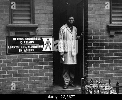 Apartheid. Un homme qui laisse des toilettes publiques. Un panneau extérieur montre que les toilettes sont pour les Noirs, les colorants et les Asiatiques, Johannesburg, Afrique du Sud, octobre 01, 1977. Photo: Sven-Erik Sjoberg / DN / TT / Code: 53 Banque D'Images