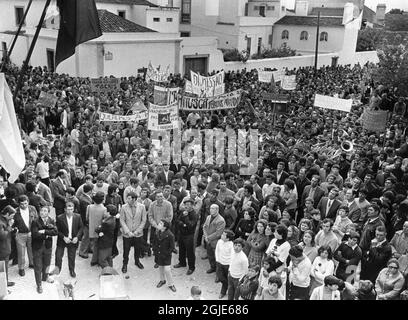 Lisbonne 1974-05-08 personnes se sont rassemblées à Lisbonne, le 08 mai 1974, portant des affiches et des drapeaux après un coup militaire socialiste, la soi-disant Révolution de la Carnation au Portugal. Photo: Sven-Erik Sjoberg / DN / TT / Code: 53 Banque D'Images