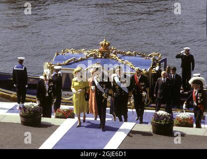 DOSSIER 1983-05-25 la reine Elizabeth II et le prince Philip de Grande-Bretagne sont accueillis par le couple royal suédois, le roi Carl XVI Gustaf la reine Silvia, Le Prince Bertil et la princesse Lilian au quai de Strom devant le Grand Hôtel après un voyage avec la sloop royale suédoise Vasa Order lors de l'arrivée du couple royal britannique à Stockholm, Suède, le 25 mai 1983. Le couple royal britannique est en Suède lors d'une visite officielle de quatre jours du 25 au 28 mai. Photo: Hans T Dahlskog / TT / Code: 1003 Banque D'Images