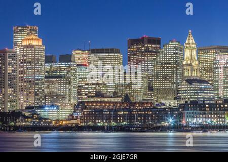 États-Unis, Massachusetts, Boston. Vue sur la ville depuis le port de Boston au crépuscule. Banque D'Images
