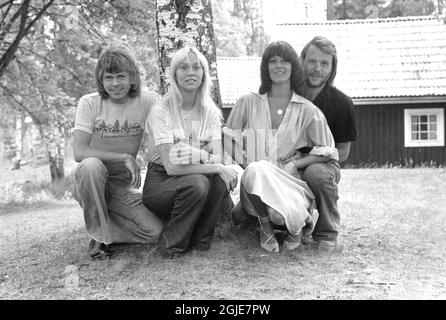 ABBA, Bjorn Ulvaeus, Agnetha Faltskog, Anni-Frid Lyngstad et Benny Andersson, au parc Folkpark de Bjorneborg à Degerfors, en Suède, le 26 juin 1975, lors de leur tournée suédoise. Photo: Almquist Staffan / Expressen / TT / code 2 Banque D'Images