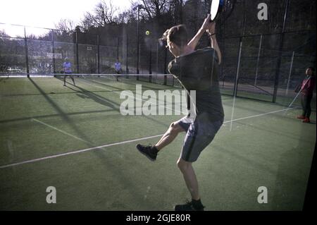 Les personnes jouant du padel sur les courts de plein air de Vintervikshallen à Stockholm, Suède, le 20 avril 2021. Le Padel est un sport de raquette qui combine les éléments du tennis, du squash et du badminton. Photo Janerik Henriksson / TT code 10010 Banque D'Images