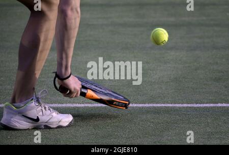 Les personnes jouant du padel sur les courts de plein air de Vintervikshallen à Stockholm, Suède, le 20 avril 2021. Le Padel est un sport de raquette qui combine les éléments du tennis, du squash et du badminton. Photo Janerik Henriksson / TT code 10010 Banque D'Images