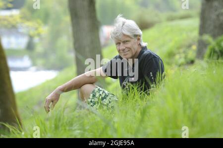 La légende du tennis Bjorn Borg se pose à l'extérieur de son manoir. Banque D'Images