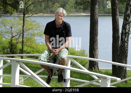 La légende du tennis Bjorn Borg se pose à l'extérieur de son manoir. Banque D'Images