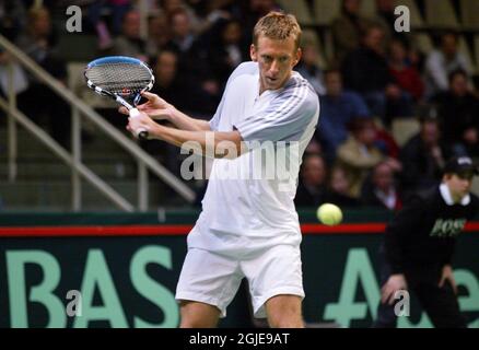 Wayne Arthurs en action pendant sa victoire sur Joachim Johansson en Suède Banque D'Images